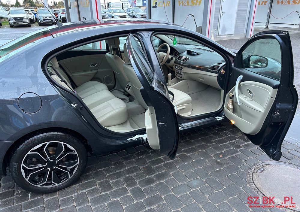 2012' Renault Fluence photo #6