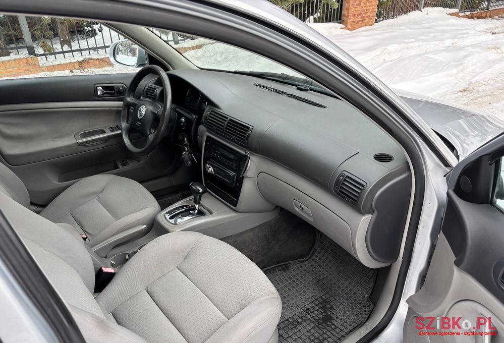 2004' Volkswagen Passat photo #5