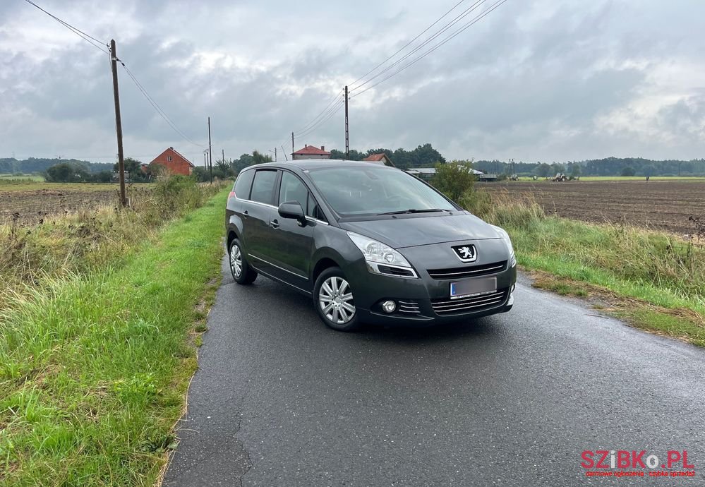 2010' Peugeot 5008 photo #1