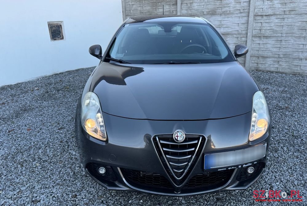 2013' Alfa Romeo Giulietta photo #2