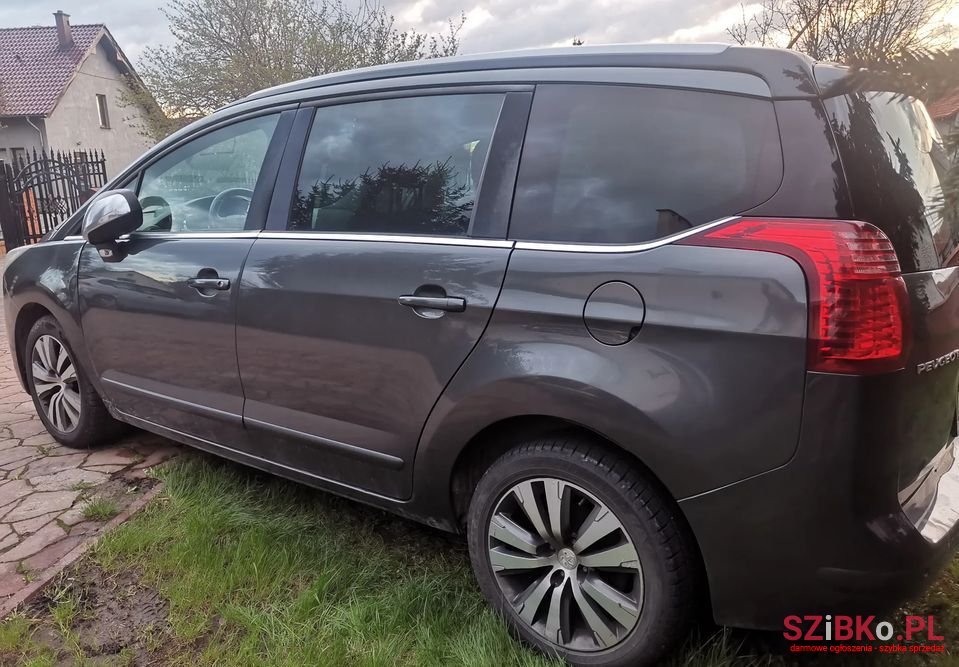 2010' Peugeot 5008 photo #2