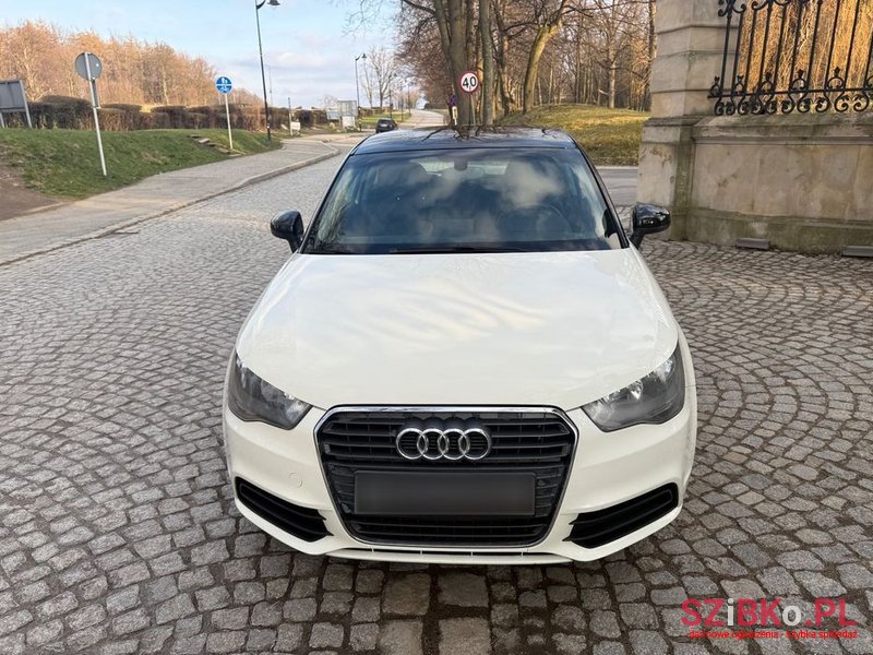 2011' Audi A1 1.6 Tdi Ambition photo #3