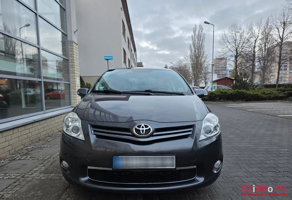 2011' Toyota Auris photo #2