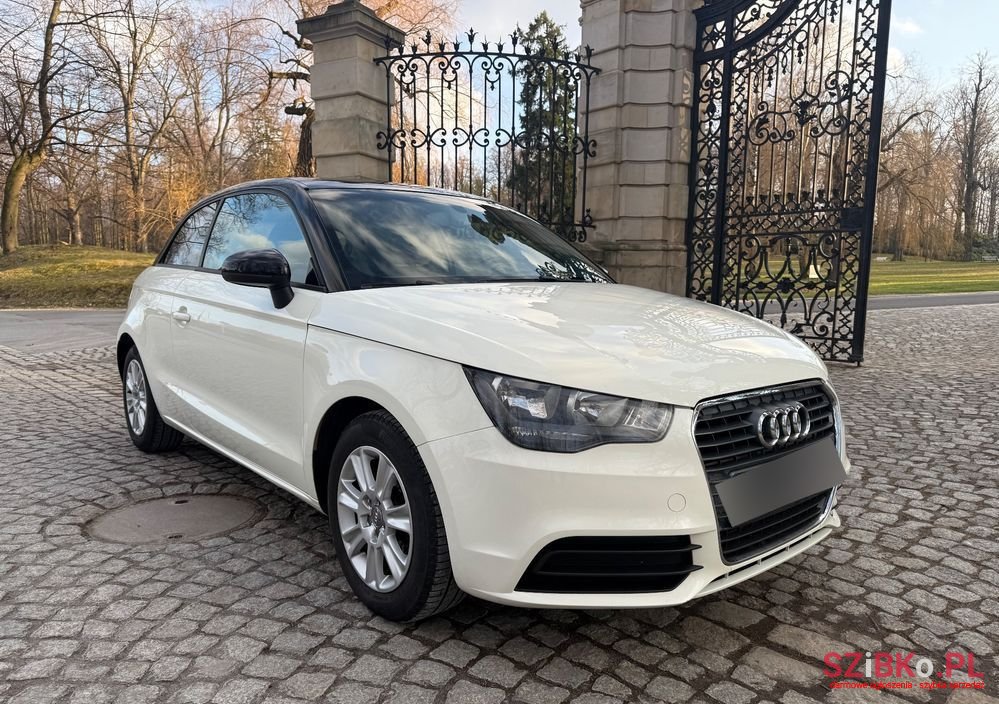 2011' Audi A1 1.6 Tdi Ambition photo #1