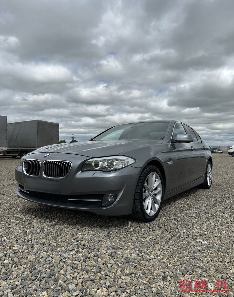 2011' BMW 5 Series photo #1