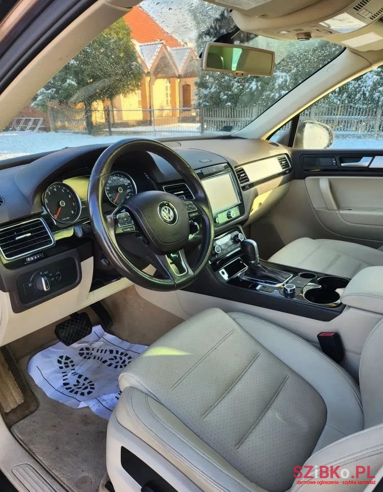 2011' Volkswagen Touareg photo #5