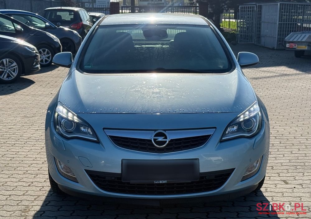 2011' Opel Astra photo #2