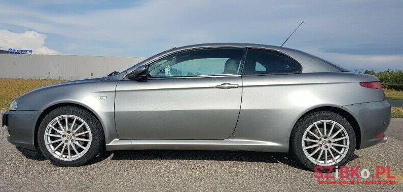 2004' Alfa Romeo GT photo #1