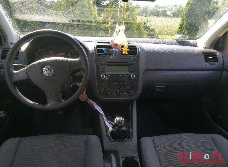 2005' Volkswagen Golf photo #2