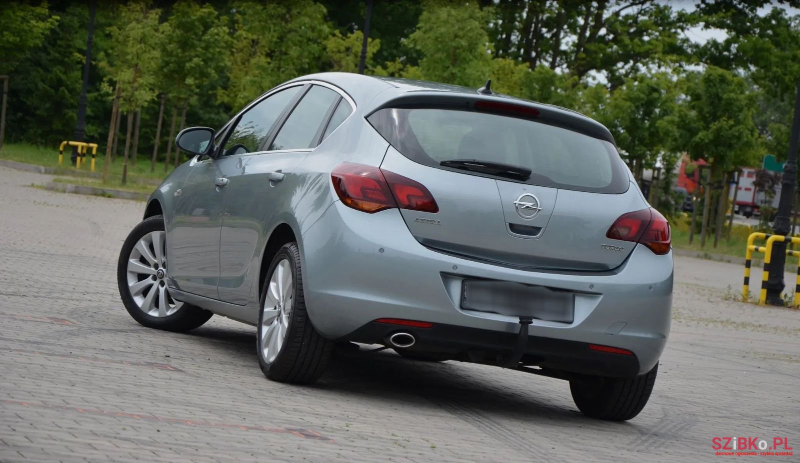 2010' Opel Astra photo #4