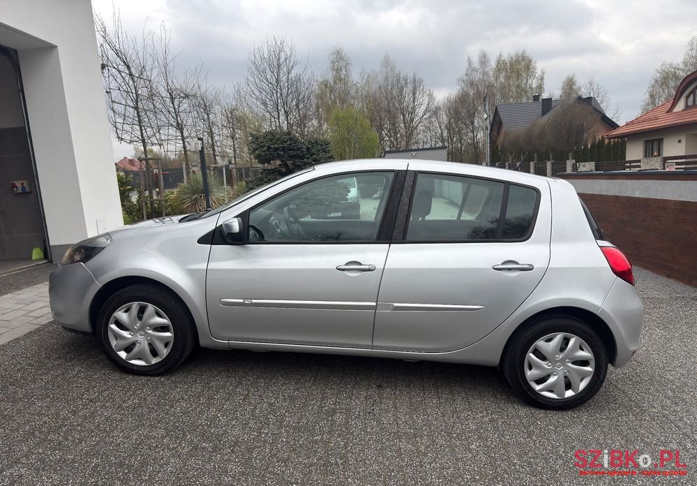 2011' Renault Clio photo #5