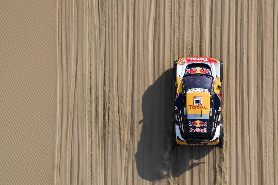 Rajd Dakar 2018: dwa Peugeoty na czele generalki