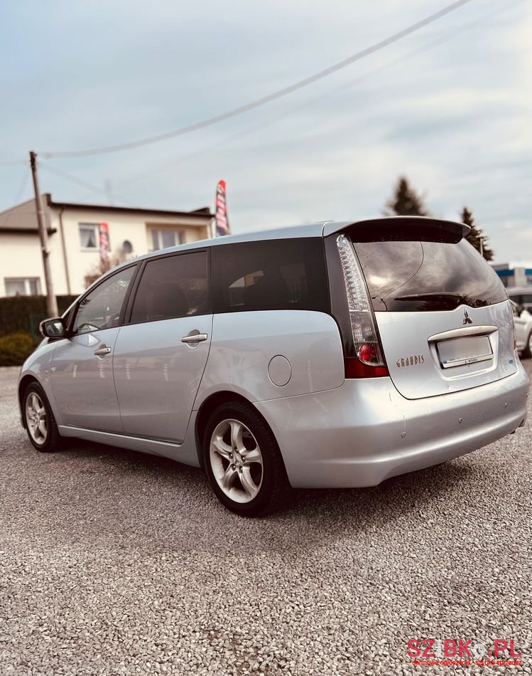 2004' Mitsubishi Grandis photo #4