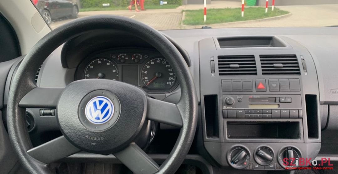2002' Volkswagen Polo photo #6