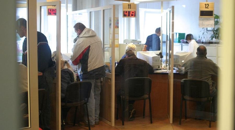 Rejestrowali auta poza kolejką. Teraz grozi im 10 lat więzienia. Afera we Wrocławiu