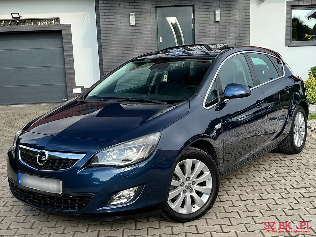 2010' Opel Astra photo #1