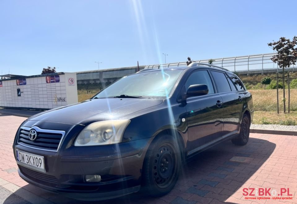 2004' Toyota Avensis photo #2