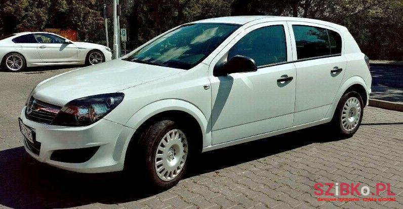 2011' Opel Astra photo #1