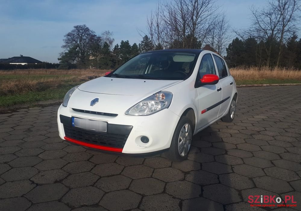 2011' Renault Clio photo #2