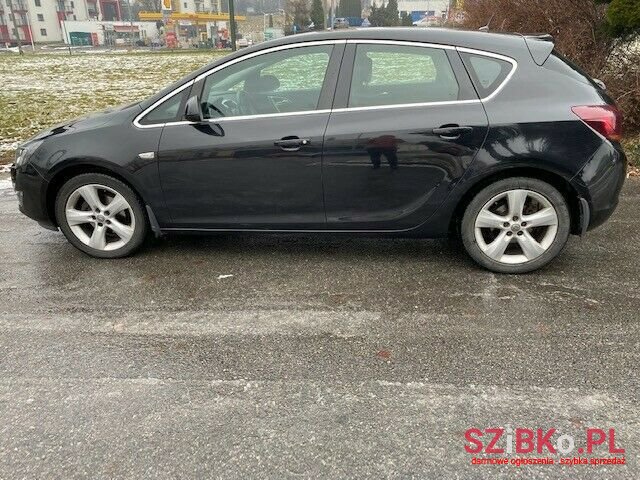 2011' Opel Astra photo #4