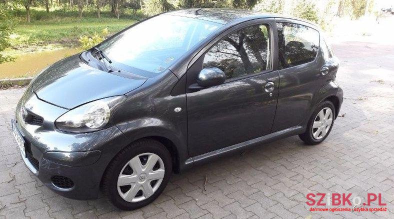 2011' Toyota Yaris photo #1