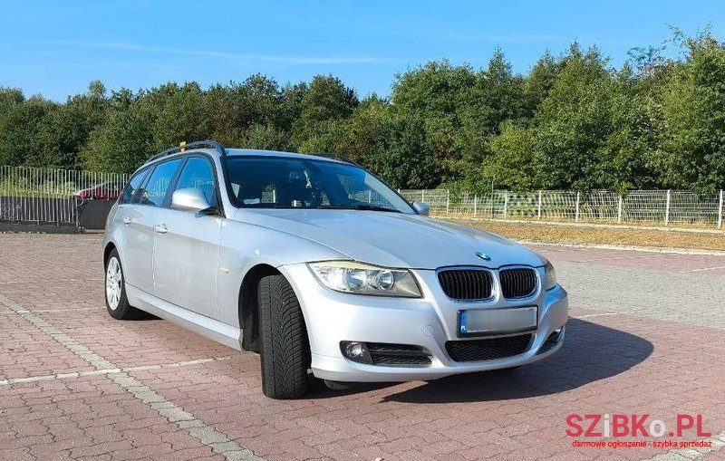 2011' BMW 3 Series 318D Touring photo #2