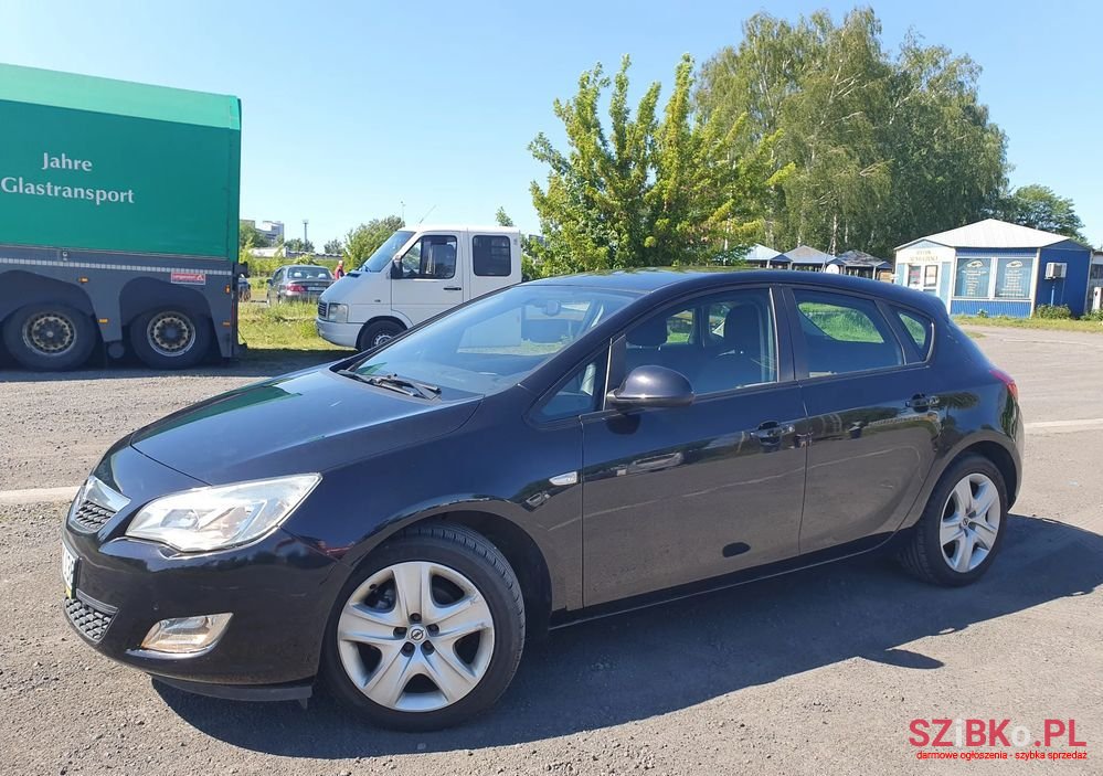 2010' Opel Astra photo #4