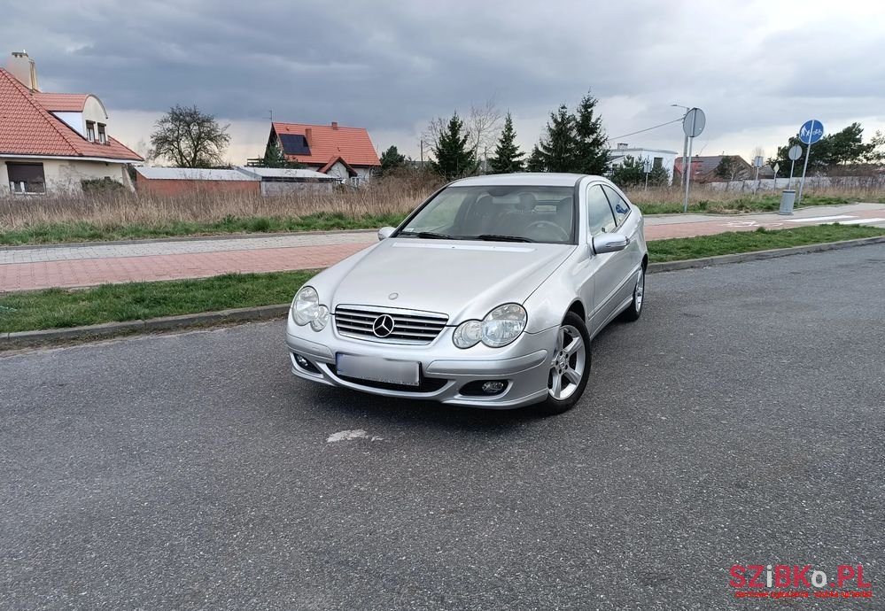 2004' Mercedes-Benz C-Class 200 Cdi photo #4