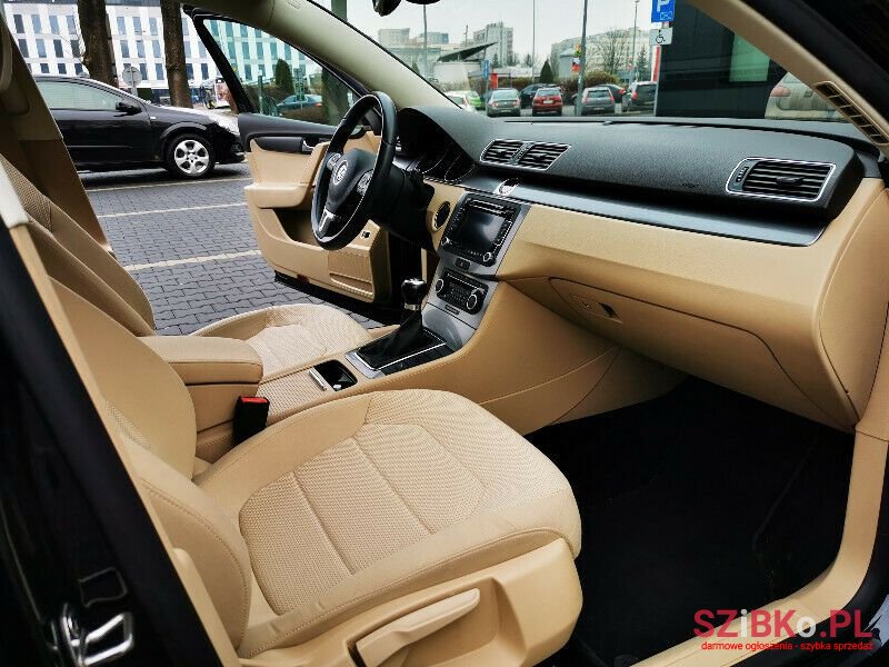 2011' Volkswagen Passat photo #4