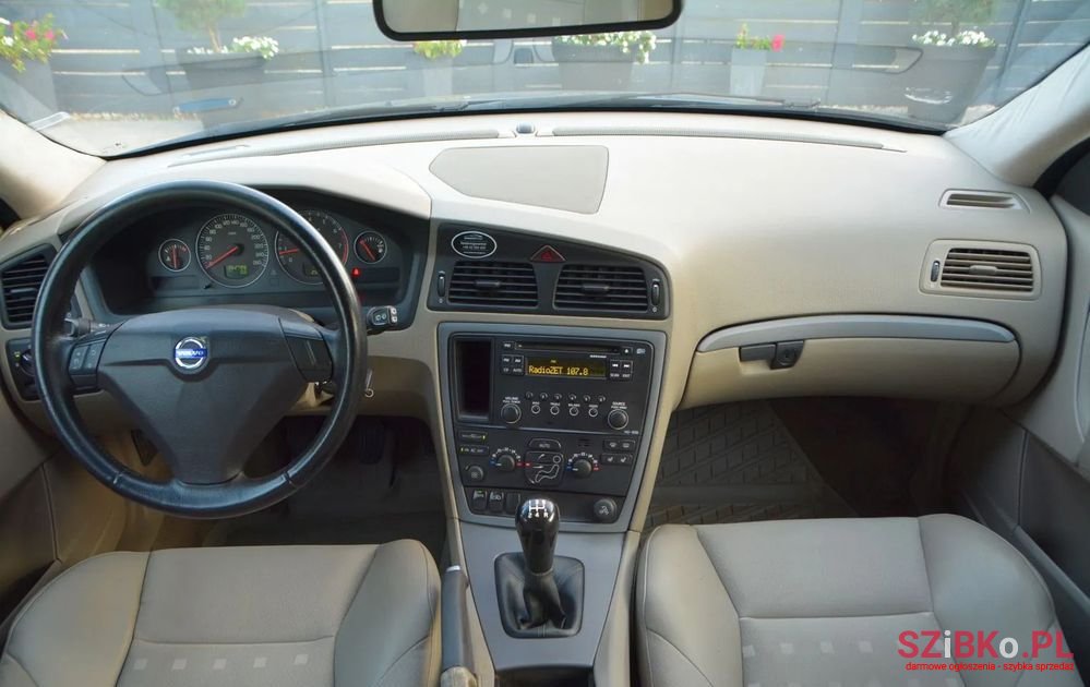 2005' Volvo V70 photo #5