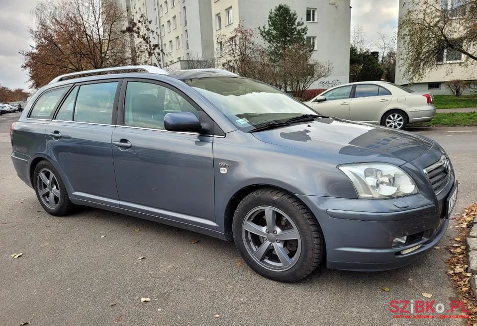 2004' Toyota Avensis photo #2