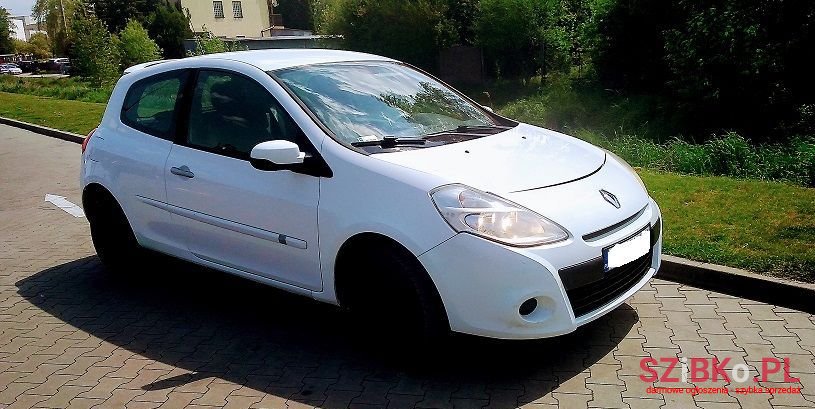 2010' Renault Clio photo #2