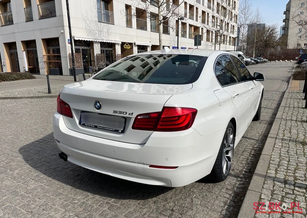 2011' BMW 5 Series 530D Xdrive photo #3