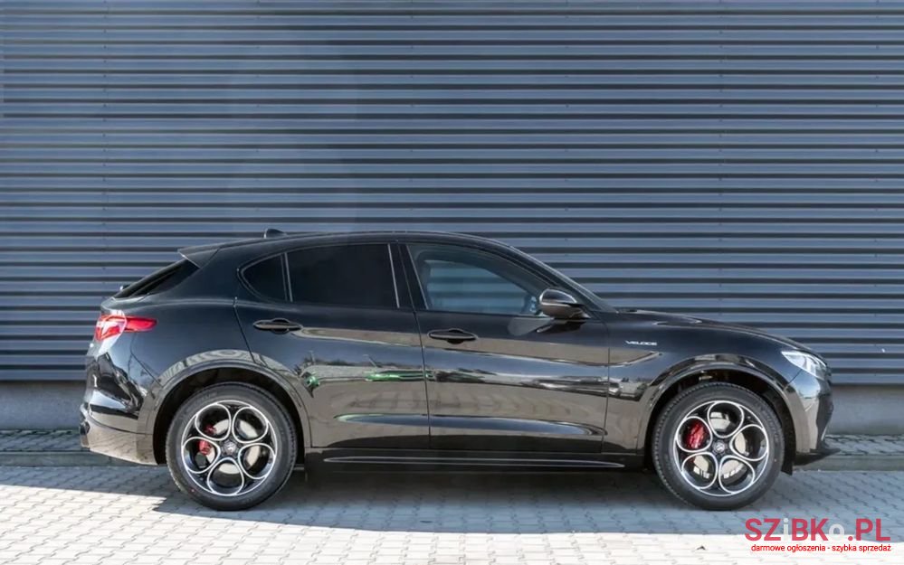 2022' Alfa Romeo Stelvio photo #3