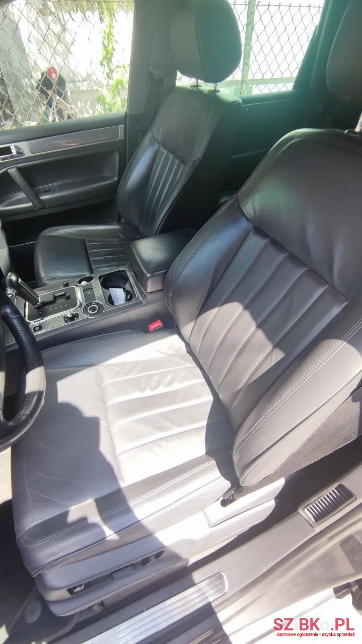 2009' Volkswagen Touareg photo #4