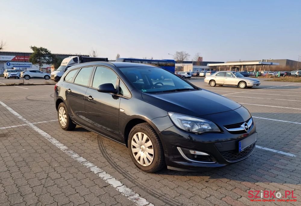 2013' Opel Astra photo #2