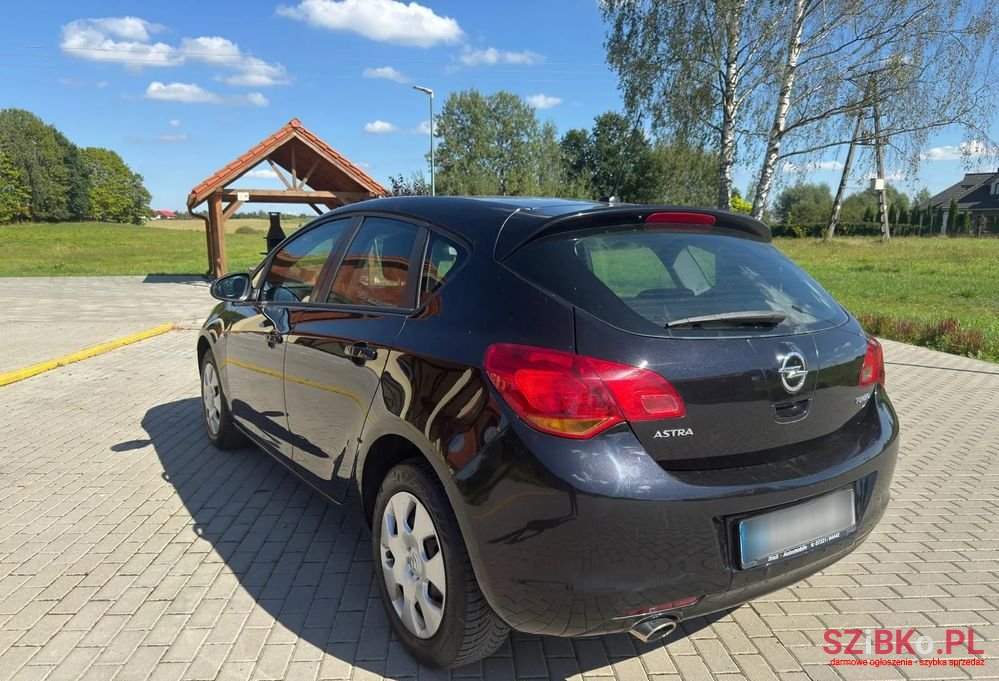 2011' Opel Astra photo #5