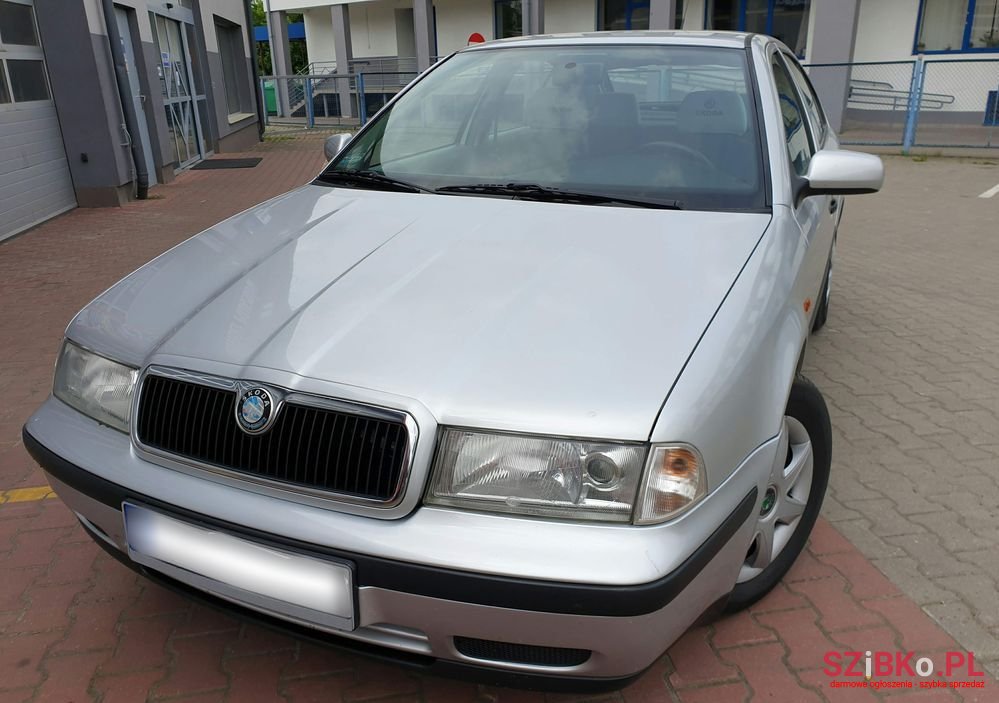 2001' Skoda Octavia 1.6 Classic photo #2