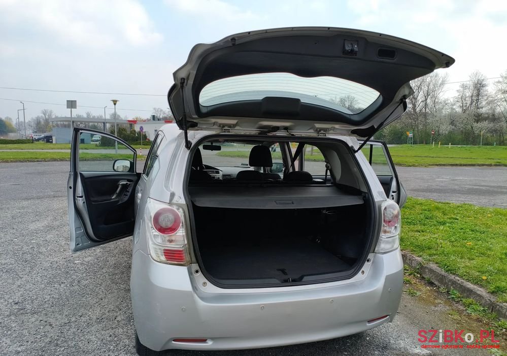 2010' Toyota Verso 2.0 D-4D photo #6