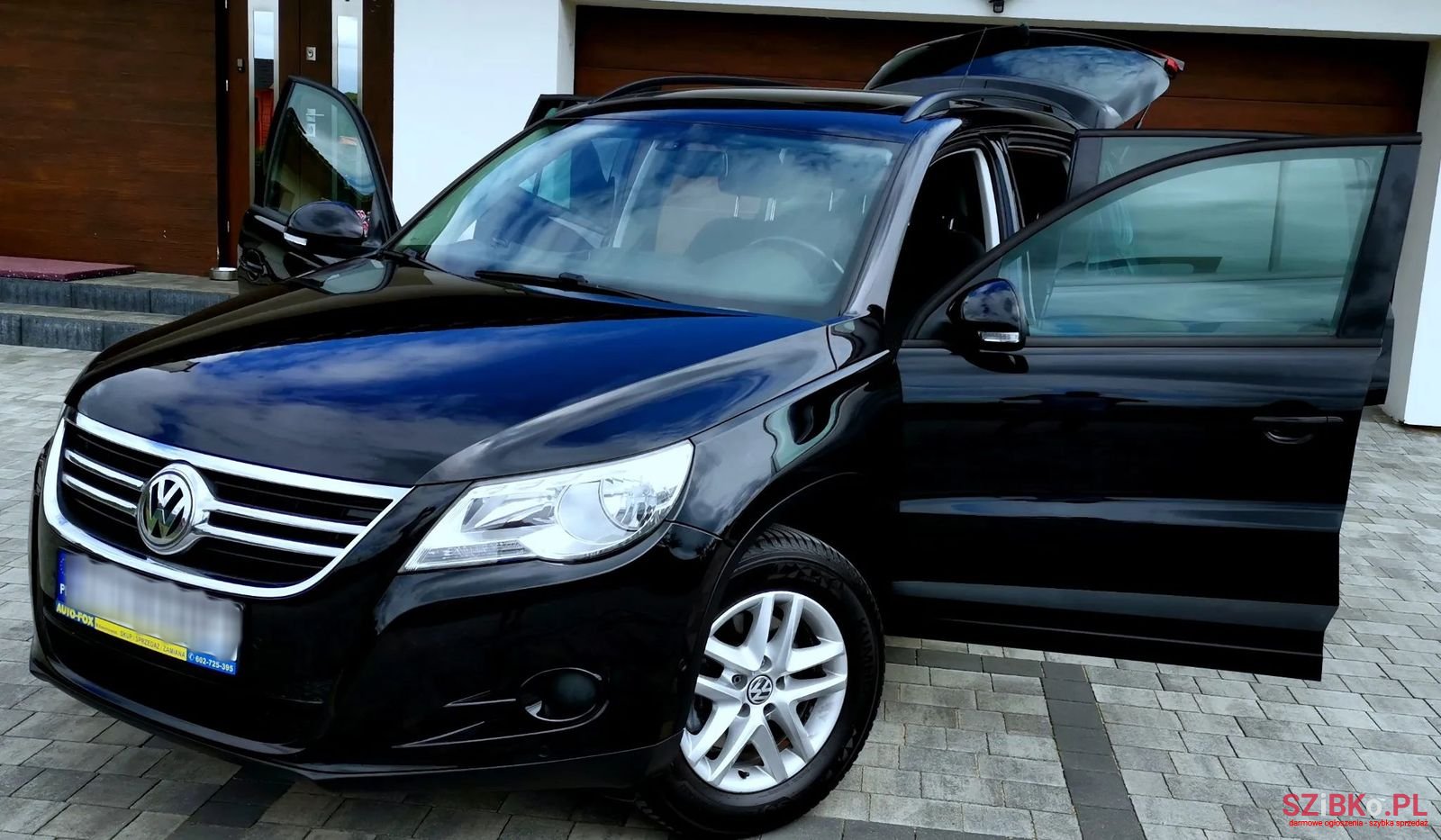 2011' Volkswagen Tiguan photo #1