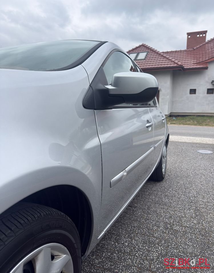 2011' Renault Clio photo #6