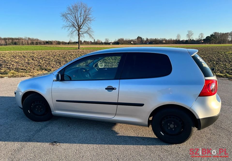 2004' Volkswagen Golf photo #5