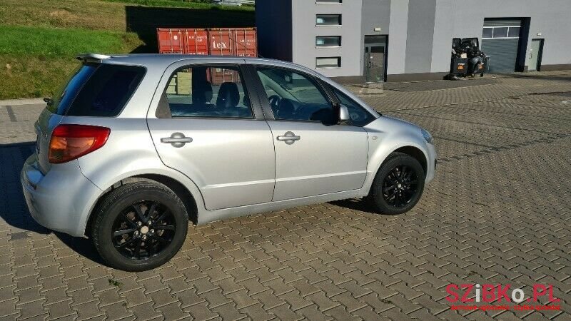 2012' Suzuki SX4 photo #2