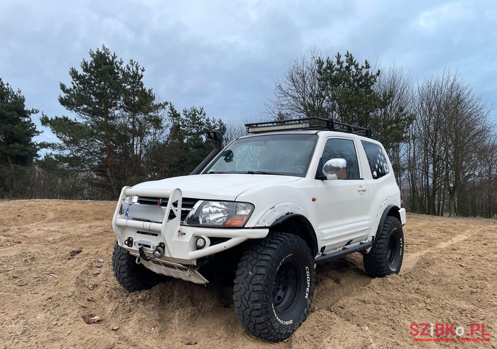 2002' Mitsubishi Pajero photo #1