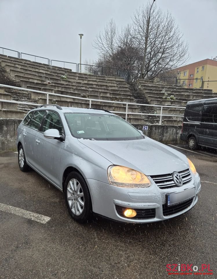 2009' Volkswagen Golf photo #2