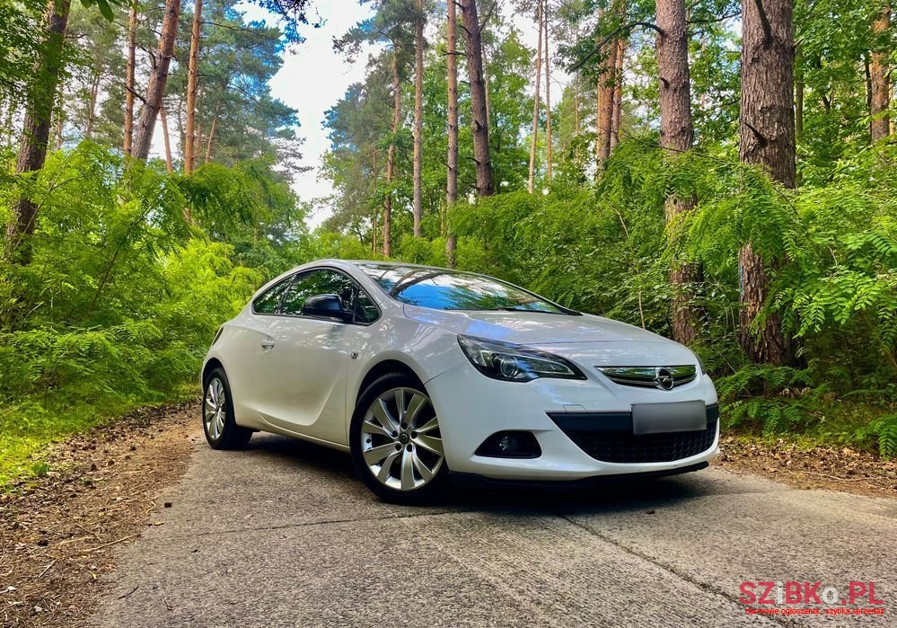 2013' Opel Astra photo #1