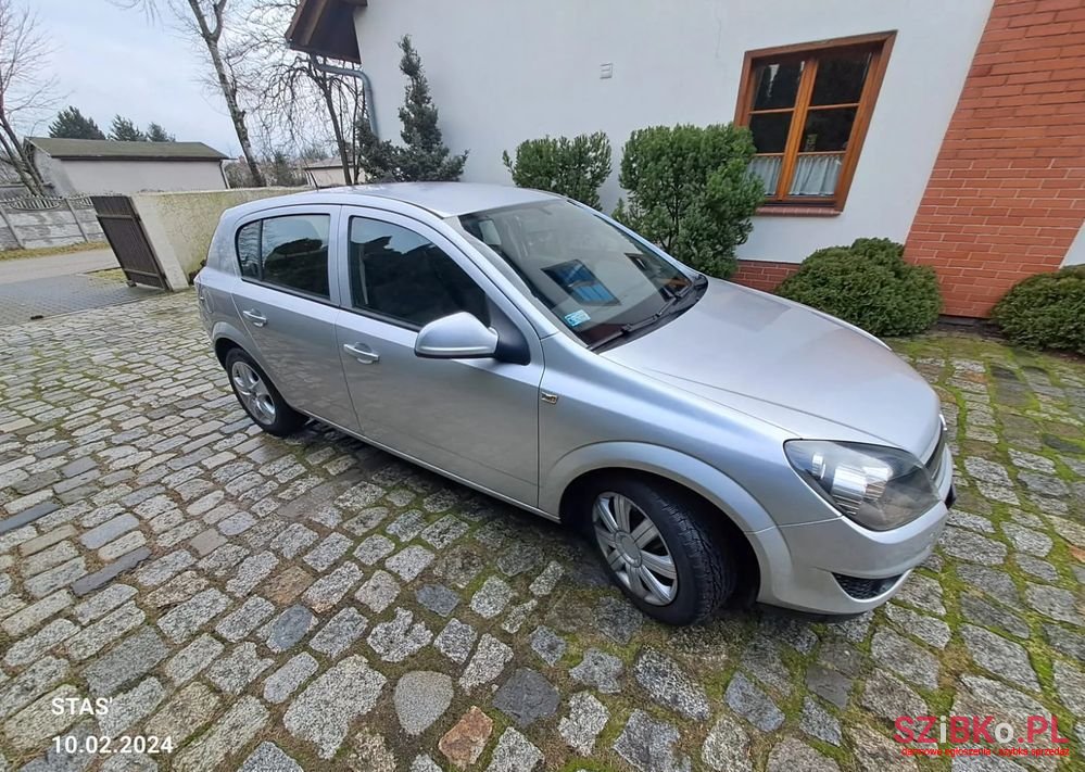 2011' Opel Astra photo #3