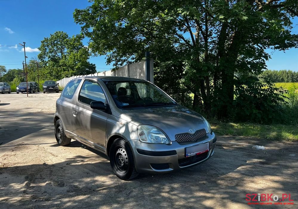2004' Toyota Yaris 1.3 Terra Plus photo #2