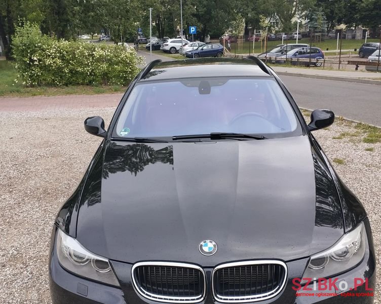2011' BMW 3 Series 320D photo #4