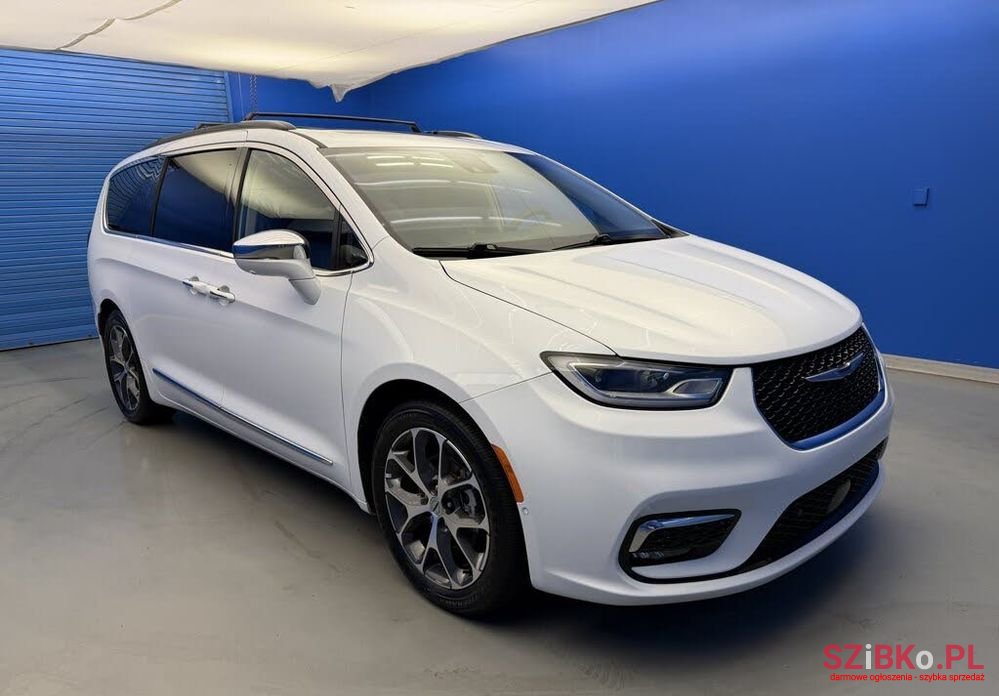 2021' Chrysler Pacifica photo #1